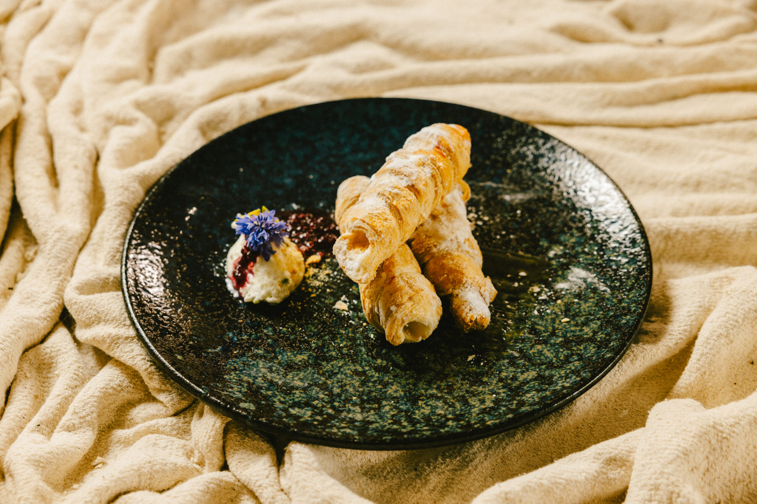 Afghan Cream Rolls (v)